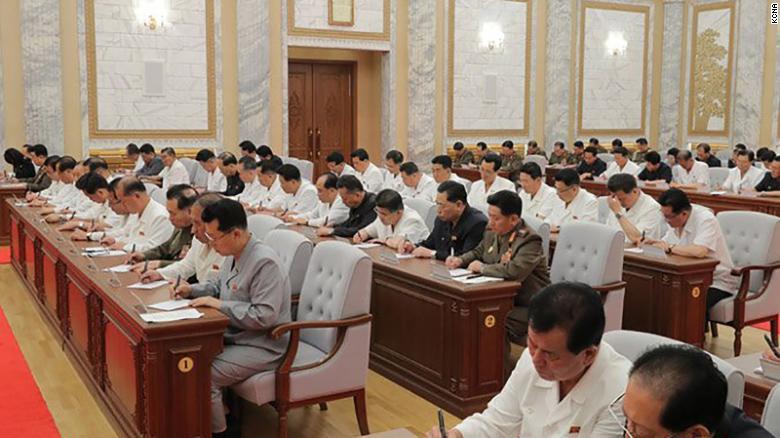 会合に参加した北朝鮮の当局者ら/KCNA