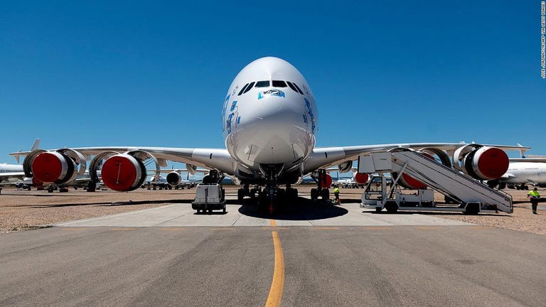 旅行需要の激減を受け、スペイン僻地の空港が機材の保管業務で多忙を極めている/JOSE JORDAN/STR/AFP via Getty Images