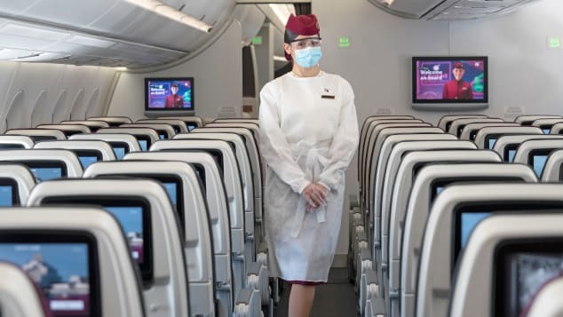 客室乗務員もマスク、ゴーグル、使い捨ての防護服などを着用する/Courtesy Qatar Airways