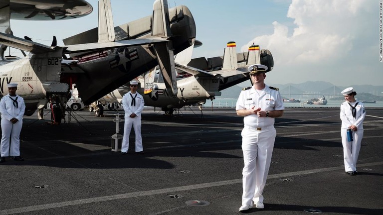 米海軍が「ロナルド・レーガン」など空母２隻を南シナ海に派遣する/Anthony Kwan/Bloomberg via Getty Images