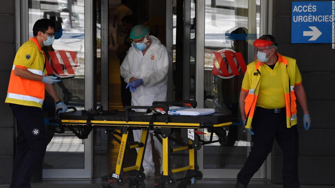 ストレッチャーを移動させる救急隊員=4日、カタルーニャ州リェイダ/PAU BARRENA/AFP/AFP via Getty Images