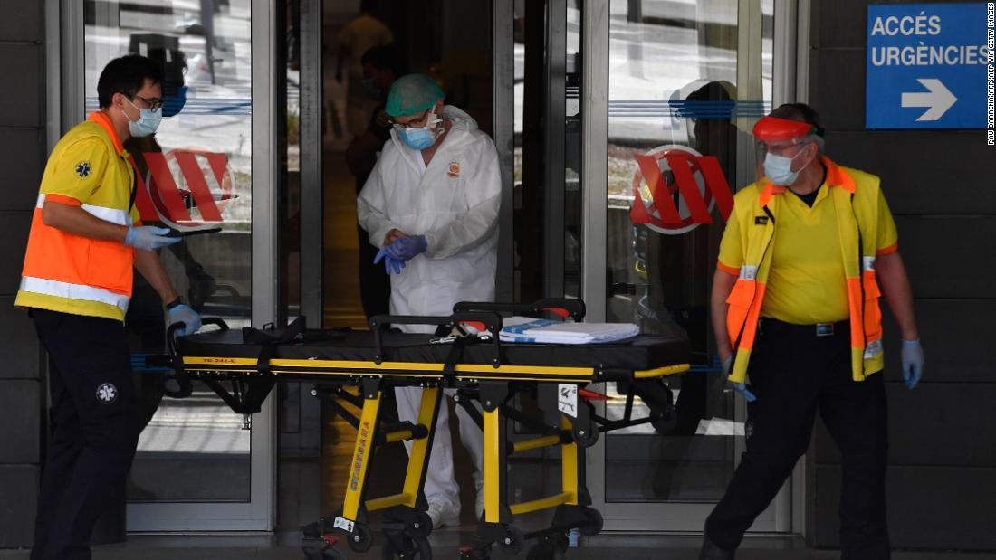 ストレッチャーを移動させる救急隊員＝４日、カタルーニャ州リェイダ/PAU BARRENA/AFP/AFP via Getty Images