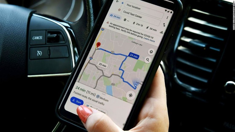 「グーグルマップ」に新型コロナウイルスの関連情報を表示する新機能が追加された/Olivier Douliery/AFP/Getty Images