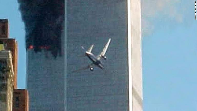 ユナイテッド航空１７５便がワールドトレードセンター南棟にぶつかる寸前の様子/Carmen Taylor/AP