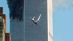 ユナイテッド航空１７５便がワールドトレードセンター南棟にぶつかる寸前の様子