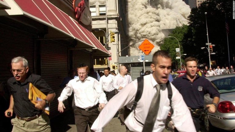 ２００１年の米同時多発テロの写真。左端の男性がスティーブン・クーパーさん/Suzanne Plunkett/AP