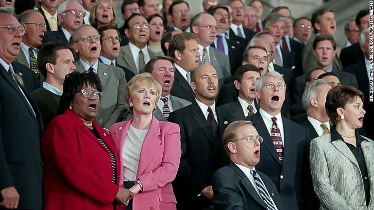 連邦議会に集まって「ゴッド・ブレス・アメリカ」を歌う議員たち/Kevin Clark /The Washington Post via Getty Images