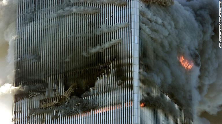 ワールドトレードセンター北棟から噴き出る炎と煙/Jose Jimenez/Primera Hora/Getty Images
