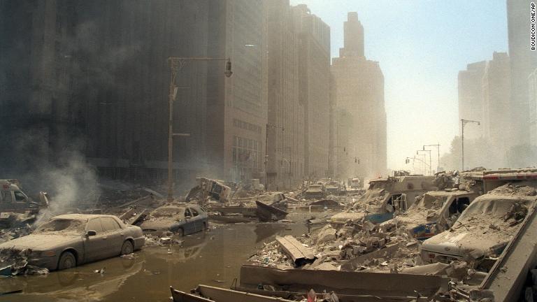灰やがれきに覆われたマンハッタンの街/Boudicon One/AP