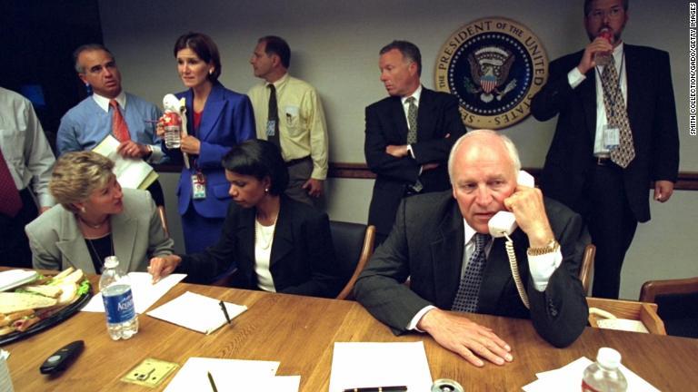 緊急作戦センターで、電話で連絡を取るチェイニー副大統領/Smith Collection/Gado/Getty Images