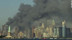 ワールドトレードセンターが倒壊し、黒煙に包まれるニューヨーク市の空