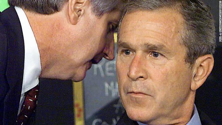 カード首席補佐官がブッシュ大統領に「米国が攻撃を受けている」と報告するところ。ブッシュ大統領は当時、フロリダ州の小学校を訪問していた/Paul J. Richards/AFP/Getty Images
