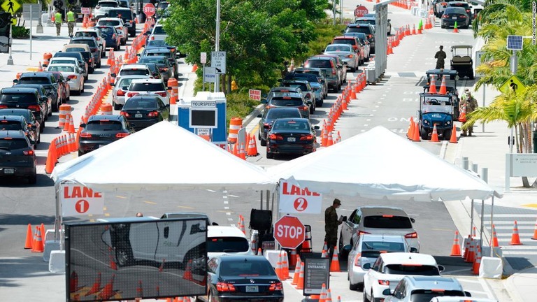 ドライブスルー方式の検査を受けるために列をなす車＝フロリダ州マイアミビーチ/mpi04/MediaPunch/AP