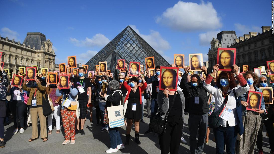 美術館の外でデモを行うツアーガイドら/Pascal Le Segretain/Getty Images