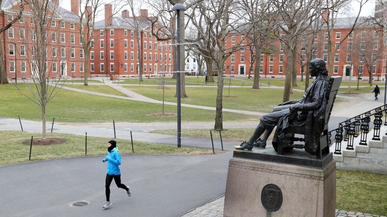ハーバード大学のキャンパスを走るランナー＝３月２３日、マサチューセッツ州ケンブリッジ/Maddie Meyer/Getty Images/FILE