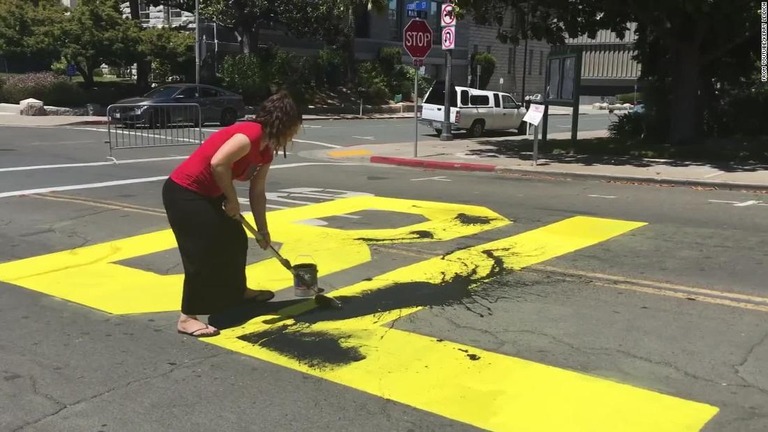 道路上に「Ｂｌａｃｋ　Ｌｉｖｅｓ　Ｍａｔｔｅｒ（黒人の命も大切だ）」という文字を描いた芸術作品をペンキで塗りつぶしたとして、白人の男女がヘイトクライム（憎悪犯罪）の罪で訴追された/From Youtube/Kerry Leidich