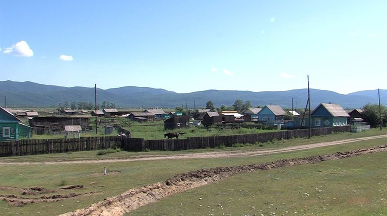 ロシア極東の村の周囲に、コロナ隔離措置として２つの溝が掘られた/Reuters