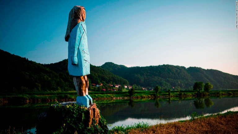 メラニア夫人の母国スロベニアに立っていた等身大の夫人の木像/JURE MAKOVEC/AFP/Getty Images