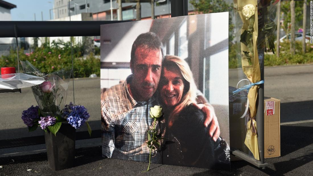 フィリップ・モンギヨさんと妻のベロニクさんの写真=8日、フランス・バイヨンヌ/GAIZKA IROZ/AFP/AFP via Getty Images