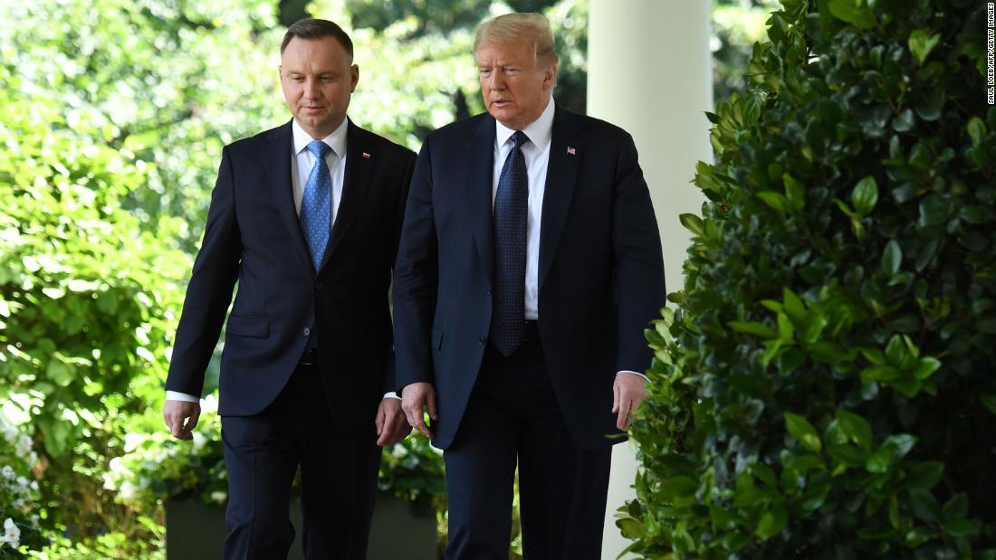 ホワイトハウスを訪問したドゥダ大統領(左)とトランプ米大統領=6月/Saul Loeb/AFP/Getty Images