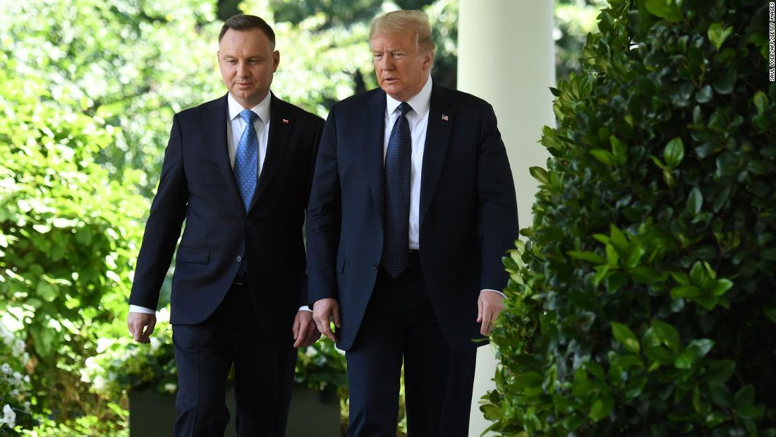 ホワイトハウスを訪問したドゥダ大統領（左）とトランプ米大統領＝６月/Saul Loeb/AFP/Getty Images