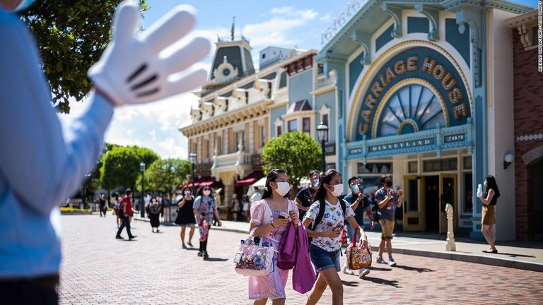 営業を再開した香港ディズニーランドが再び閉園となる/Anthony Wallace/AFP/Getty Images