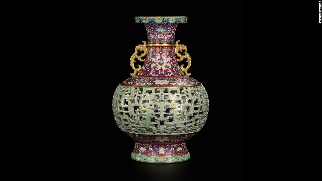 １８世紀の中国の花瓶が９億６０００万円で落札された