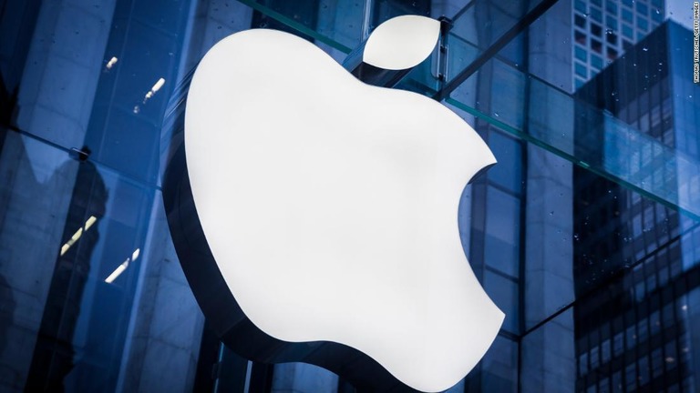 米アップルは、従業員の自宅に新型コロナの検査キットを届けると表明した/Thomas Trutschel/Getty Images
