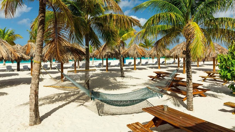 カリブ海に面したバルバドスのビーチ/zstock/Shutterstock