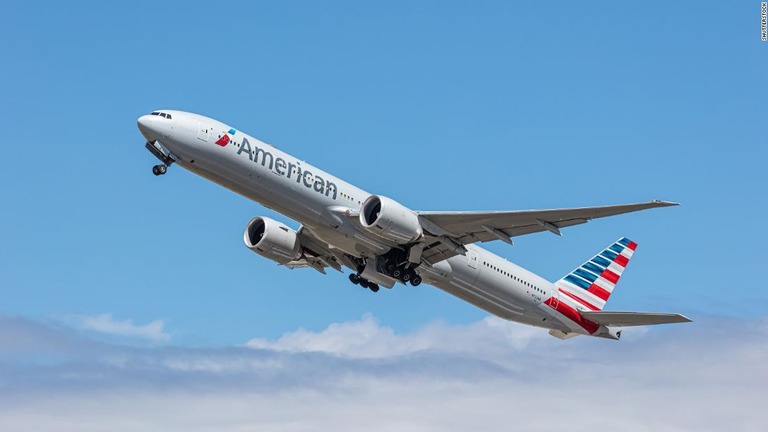 米アメリカン航空が従業員２万５０００人を一時帰休させる可能性があることがわかった/Shutterstock