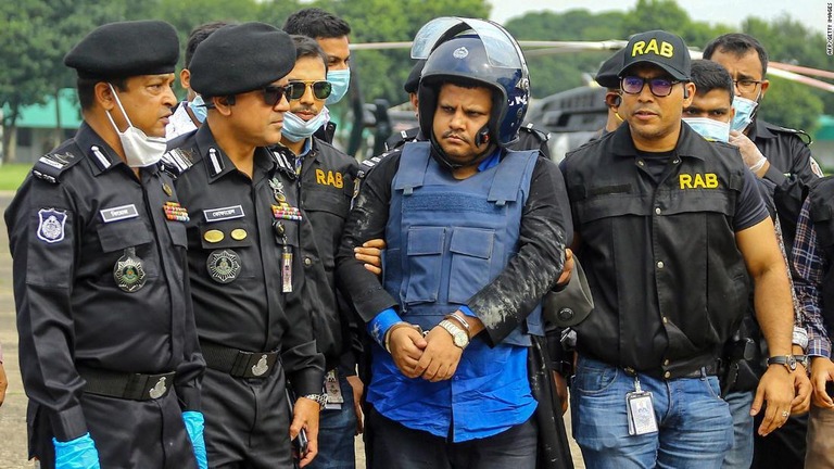 逮捕されたシャヘド容疑者＝１５日、バングラデシュのダッカ/AFP/Getty Images