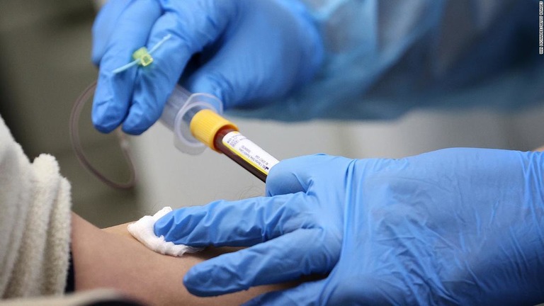 新型コロナの抗体検査のために採血する様子＝米ワシントンＤＣ/Win McNamee/Getty Images