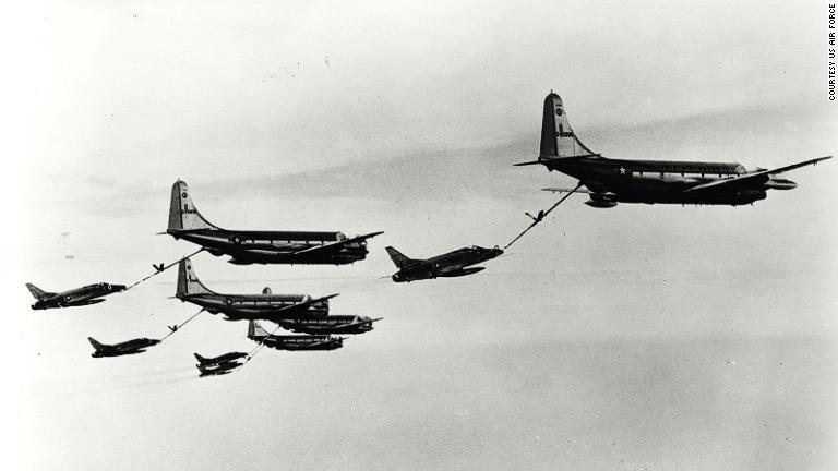 １９６４年、空中給油を行う米軍のＫＣ９７給油機とＦ１００Ｄ戦闘機/Courtesy US Air Force
