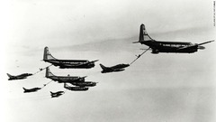 １９６４年、空中給油を行う米軍のＫＣ９７給油機とＦ１００Ｄ戦闘機