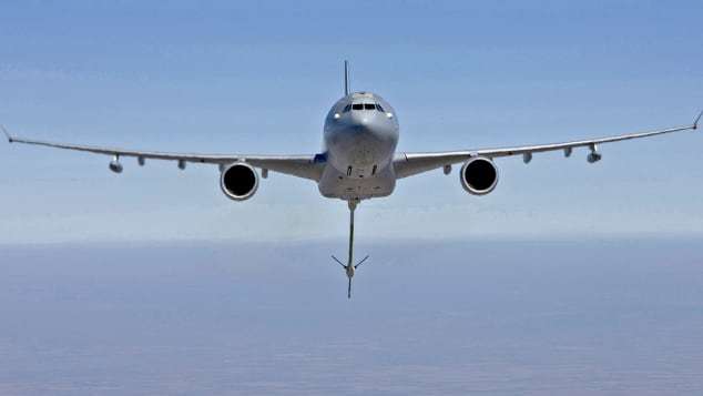 空中給油用の長いチューブ「プローブ」を搭載したエアバスA330MRTT/Airbus