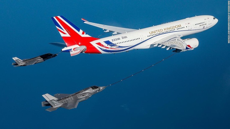 英国旗をあしらった塗装の輸送機「ベスピナ」が戦闘機２機に空中給油を行う/Corporal Alex Scott/UK Ministry of Defence 2020