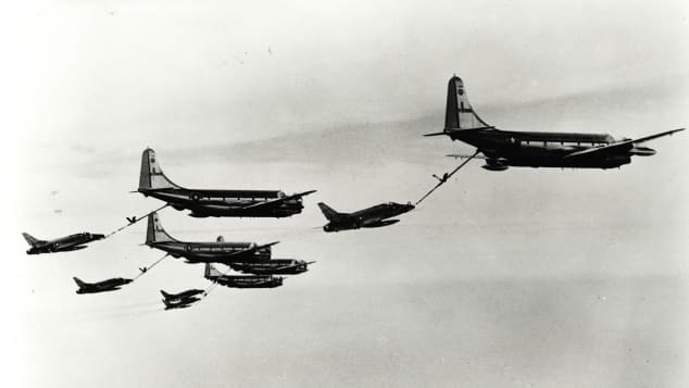 １９６４年、空中給油を行う米軍のＫＣ９７給油機とＦ１００Ｄ戦闘機/US Air Force