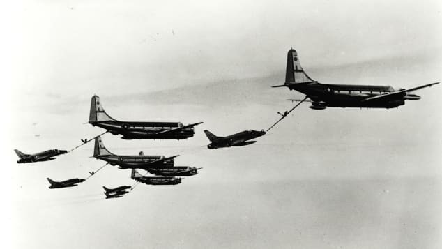 1964年、空中給油を行う米軍のKC97給油機とF100D戦闘機/US Air Force