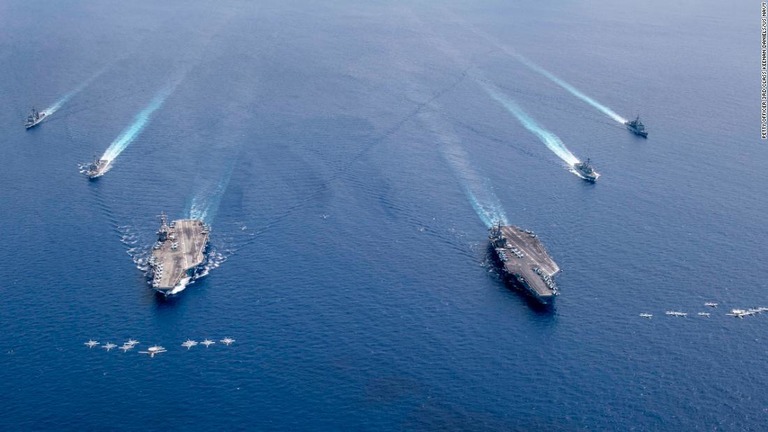 米海軍の２つの空母打撃群が、南シナ海で今月２度目の演習を実施した/Petty Officer 3rd Class Keenan Daniels/US NAVY