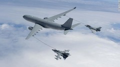 空中給油中の英王立空軍ボイジャー輸送機と戦闘機２機