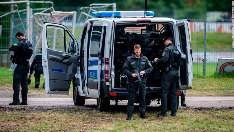 現場で捜索に当たる武装した経験＝１７日、ドイツ・オッペナウ/Alexander Scheuber/Getty Images Europe/Getty Images