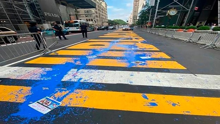 トランプタワー前の路上に描かれた「ＢＬＡＣＫ　ＬＩＶＥＳ　ＭＡＴＴＥＲ」の文字がペンキで汚される出来事があった/New York Police Department/AP