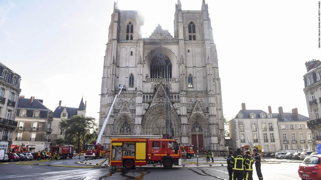 煙を上げる大聖堂で消火活動に当たる消防士ら＝ナント/Sebastien Salom-Gomis/AFP/Getty Images