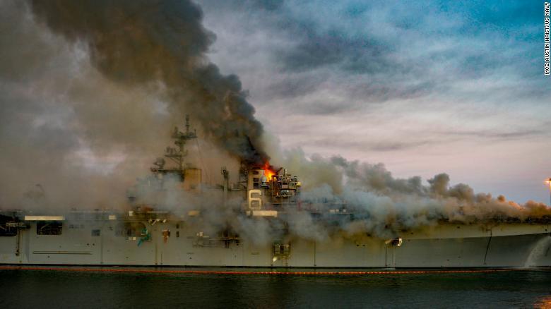 サンディエゴの海軍基地で火災に見舞われる「ボノム・リシャール」/MC2 Austin Haist/US Navy