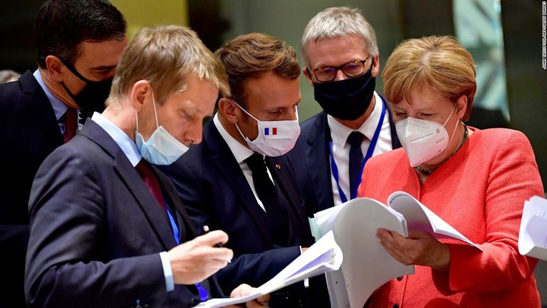 欧州連合（ＥＵ）首脳会議で、新型コロナウイルス感染拡大がもたらした経済的打撃からの復興に向け、７５００億ユーロ規模の基金を設立する案で合意した/John Thys/Pool/AFP/Getty Images