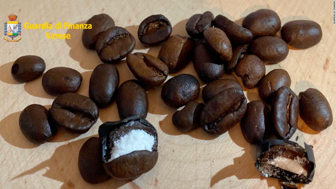税関職員が調べたところ、コーヒー豆の中からコカイン１３０グラムが見つかった/Guardia di Finanza