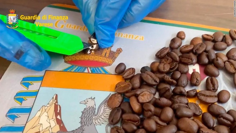 イタリア警察によると、コーヒー豆は中身がくり抜かれ、コカインが詰めてあった/Guardia di Finanza