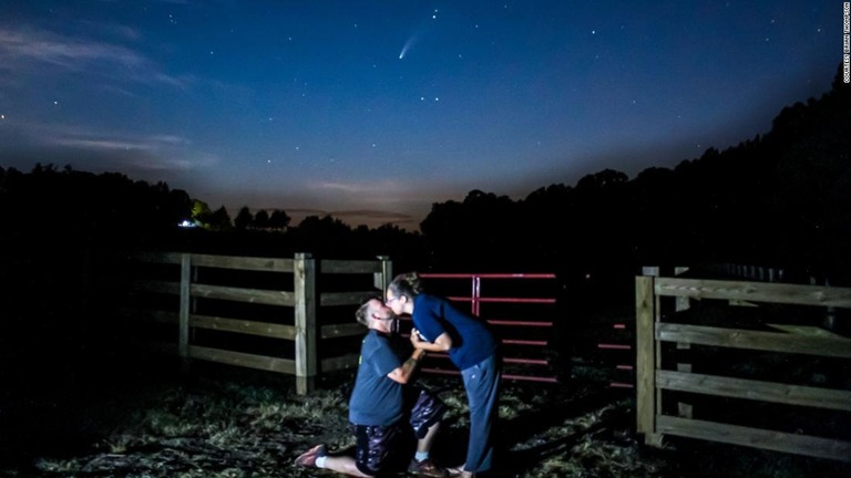 米国で男性２人が彗星の天体ショーをバックにそれぞれ相手の女性に結婚を申し込んだ/Courtesy Brian Thompson