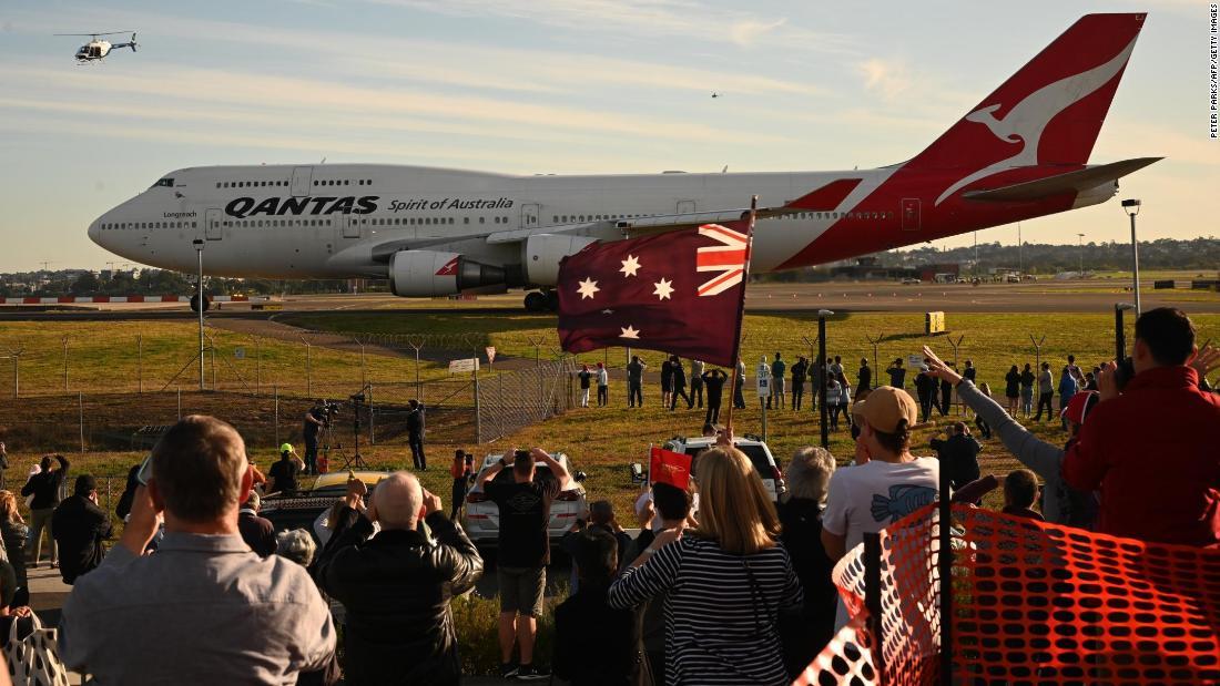 ラストフライトに臨む７４７型機を見送る人々＝オーストラリア・シドニー/Peter Parks/AFP/Getty Images