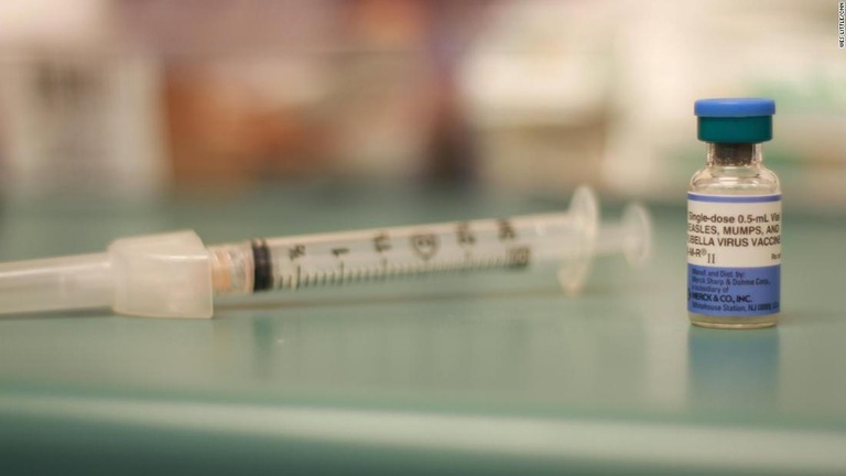 公衆衛生の専門家から、ワクチンに全ての望みをかけるのではなく、より包括的な戦略を検討すべきだとの指摘が出ている/Wes Little/CNN
